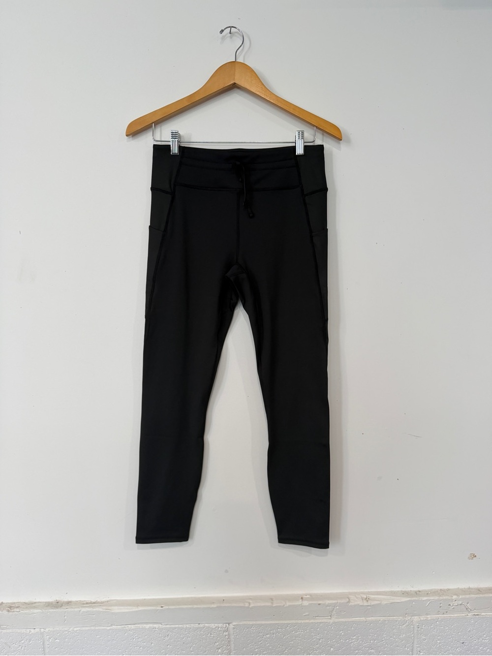 FableticsBlack mid rise ultra cool shine panel 7/8 Leggings